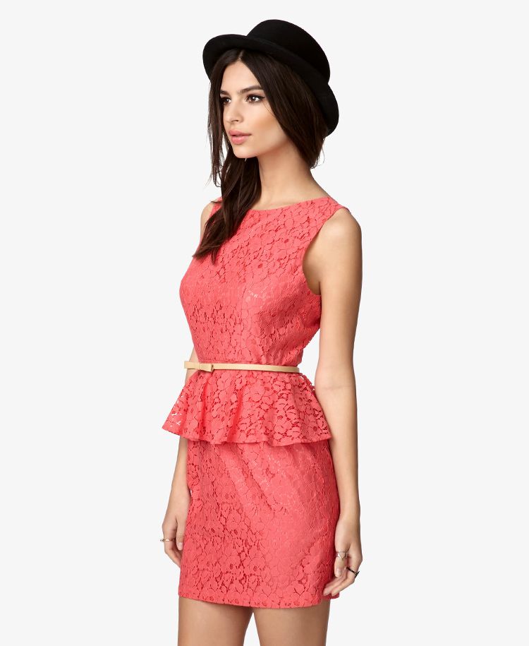 ベルトでウェストラインを強調