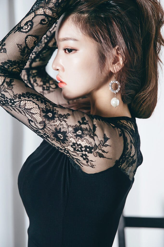 ラウンドネック シアーレースインサート ロングスリーブ ミディドレス |